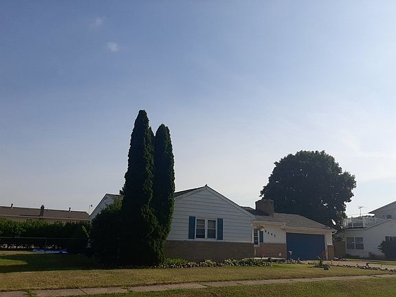 3rd image of 9443 Charron Dr