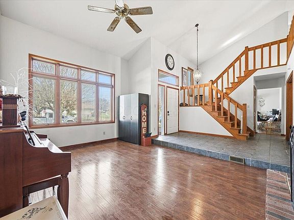 2nd image of 300 Wedgewood Ct