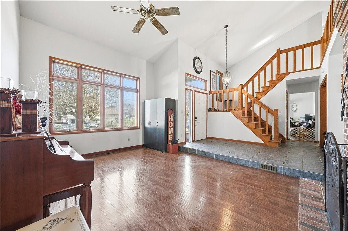 Listing photo 2 for 300 Wedgewood Ct
