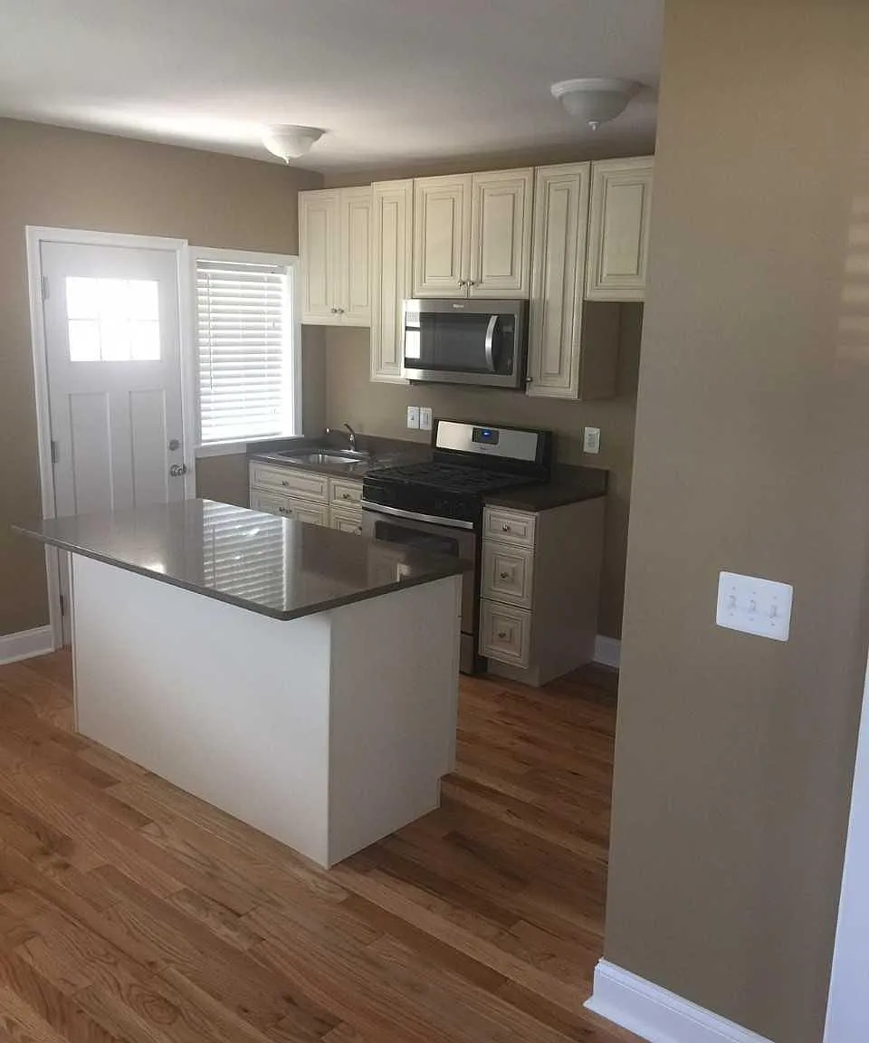 3 bed, 1200 sqft, $2,400 — Photo 2