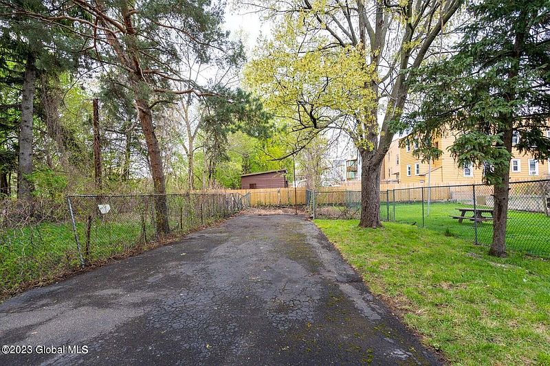 4th image of 393 Livingston Avenue