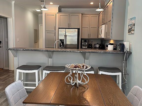 Dining area & Bar seating