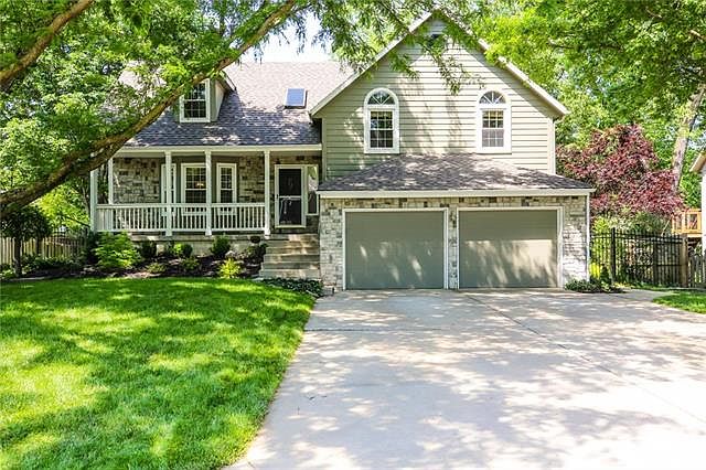 1st image of 416 NE Thames Dr