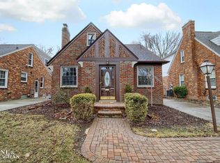 1333 Roslyn Rd, Grosse Pointe Woods, MI 48236