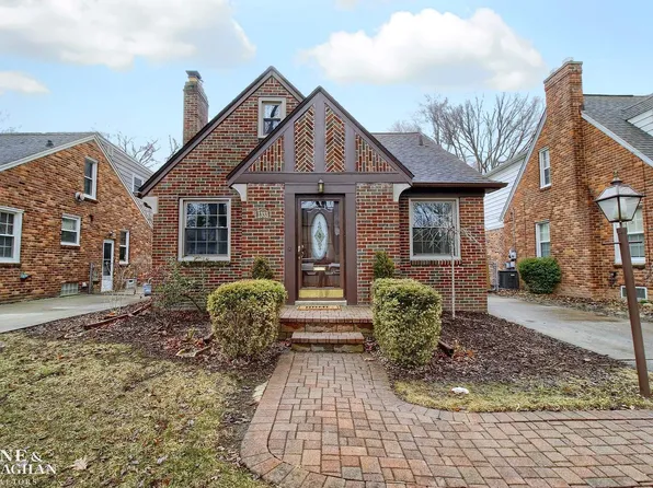 1333 Roslyn Rd, Grosse Pointe Woods, MI 48236