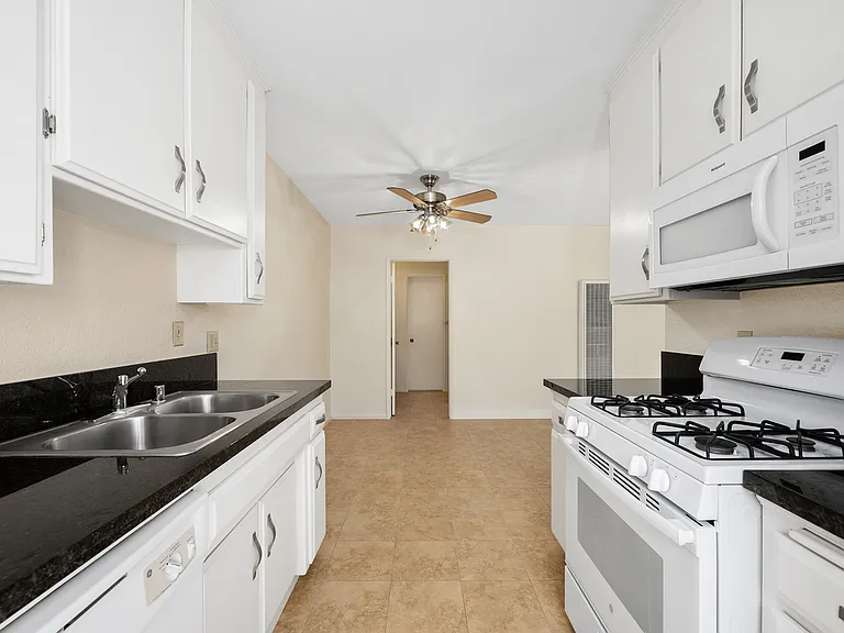 7013 Haskell Ave #203 — Photo 21