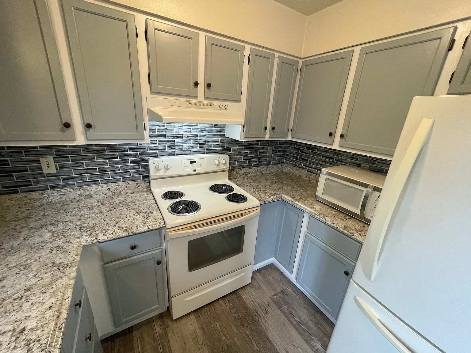 3 bed, 1.5 bath, 1300 sqft, $2,400 — Photo 4