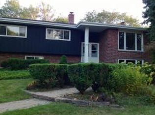 857 Willow Ln, Willowbrook, IL 60527