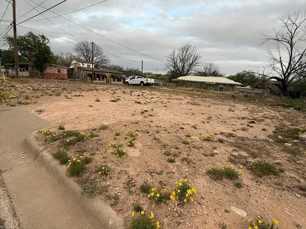 318 NE 9th St, Big Spring, TX 79720