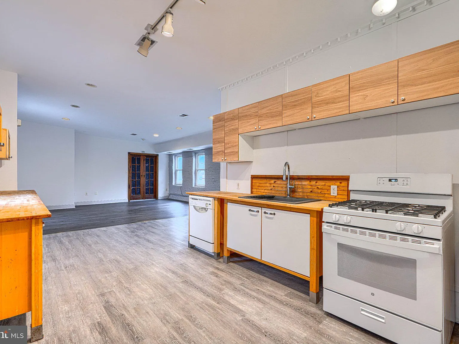 2 bed, 1.0 bath, 1250 sqft, $1,650 — Photo 2