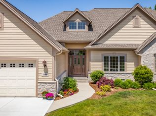 7086 W Greyhawk Ln #7086, Franklin, WI 53132