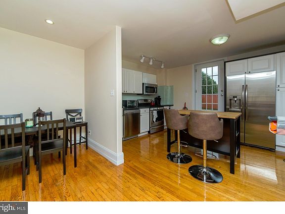 2nd image of 1534 Pine St APT 3R