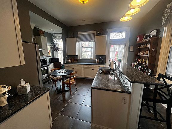 5th image of 517 Overton St