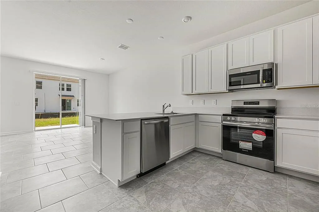 3 bed, 2.5 bath, 1834 sqft, $2,100 — Photo 1