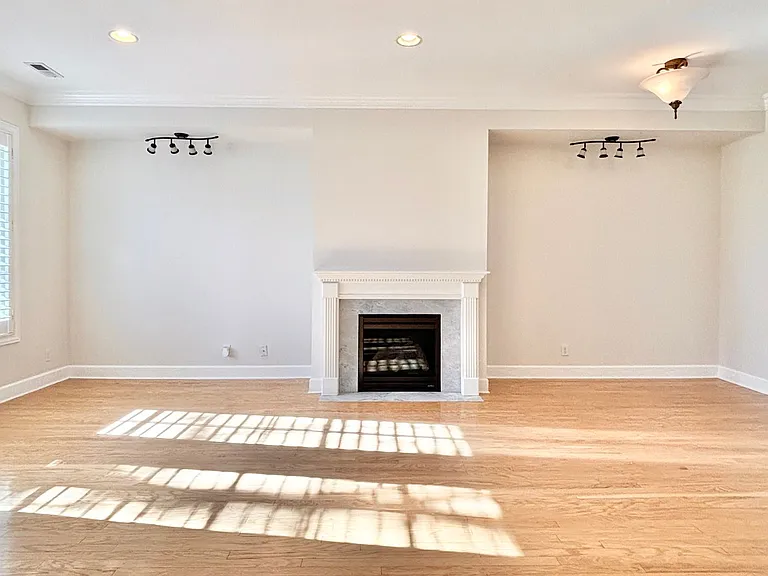943 E Sage Park Ln — Photo 2