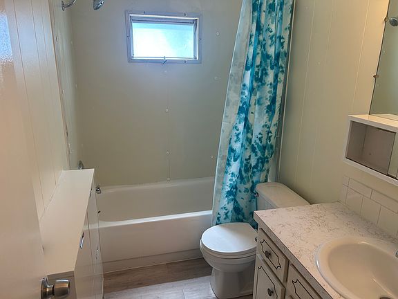 Main bathroom. Has a new single handle shower fixture.