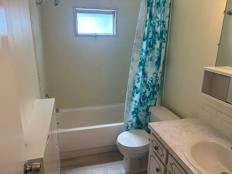 Main bathroom. Has a new single handle shower fixture.