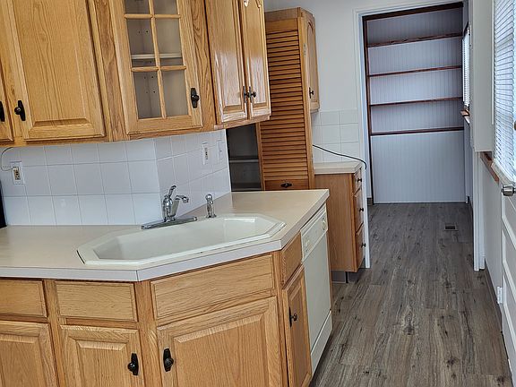 Wrap around kitchen to dining room