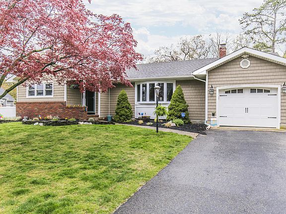 3rd image of 28 Yorkshire Dr