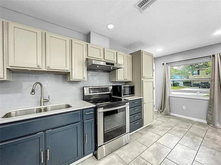 6809 S Himes Ave — Photo 9