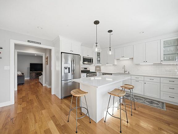 3rd image of 61 Valley St APT 2
