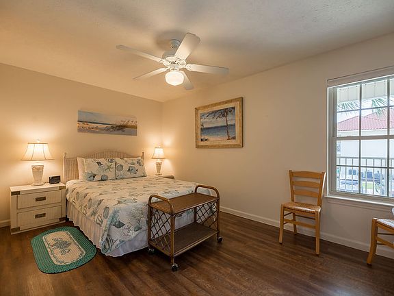 Master bedroom. Queen bed.