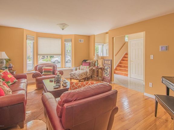 4th image of 256 Eltingville Blvd