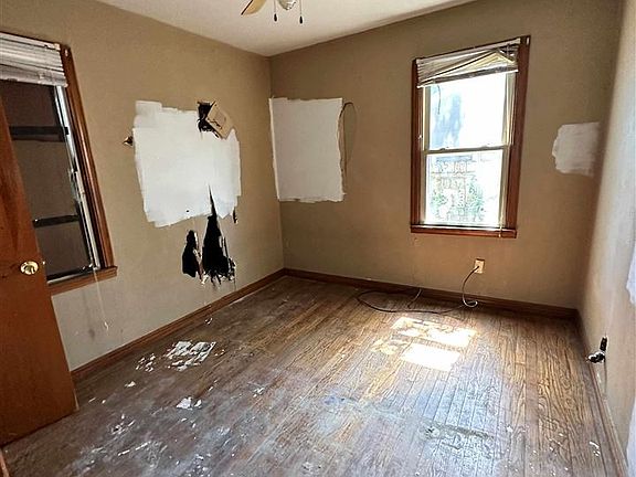 4th image of 614 SW 26th Pl