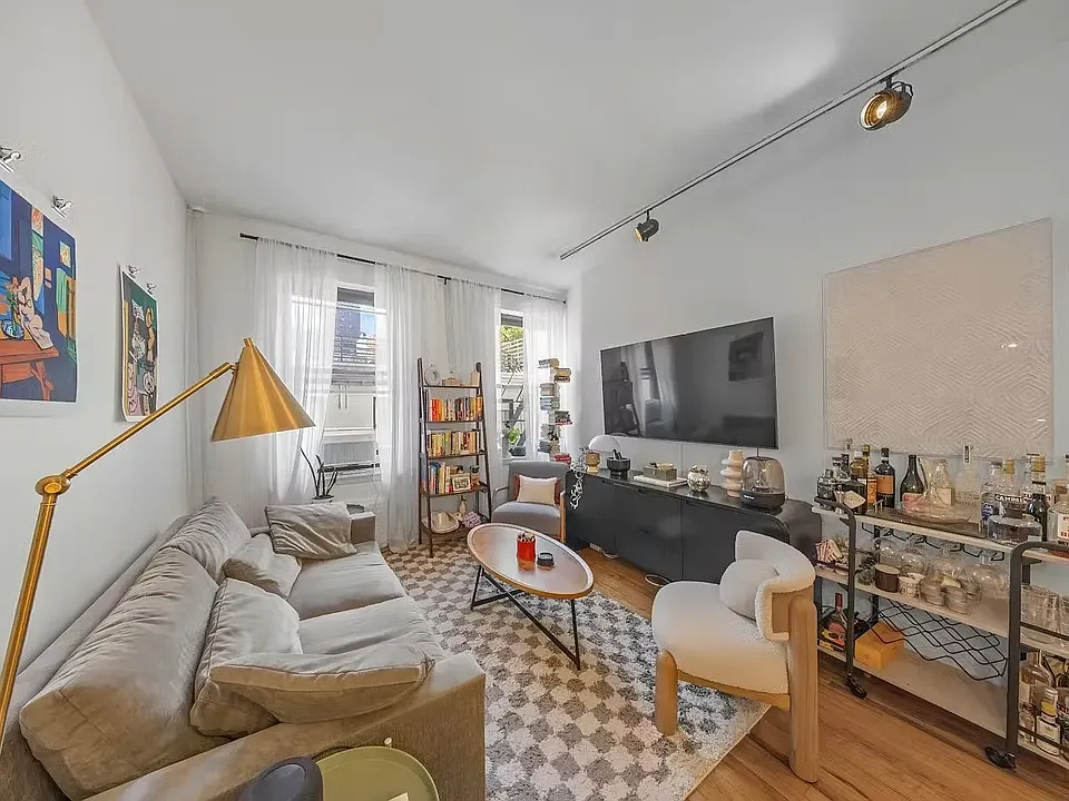 238 E 30th St #3R