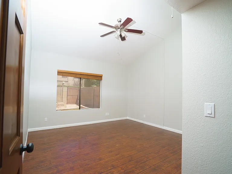 2301 S Grandview Ave — Photo 20