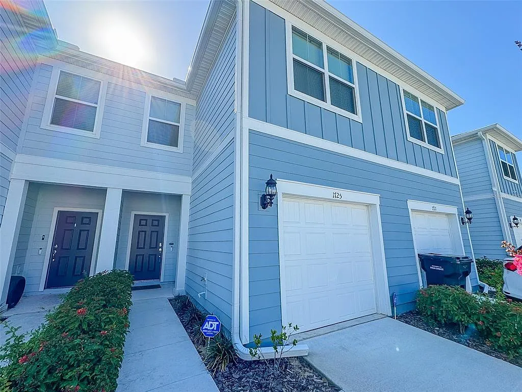3 bed, 2.5 bath, 1699 sqft, $2,300 — Photo 2