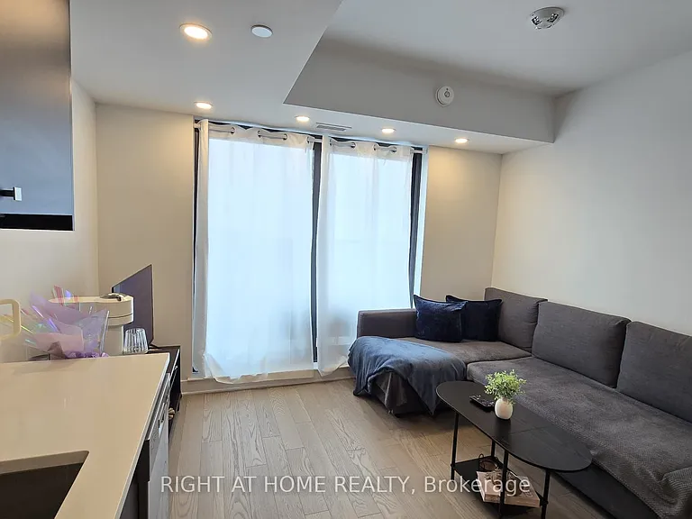 180 George St N #2405 — Photo 4