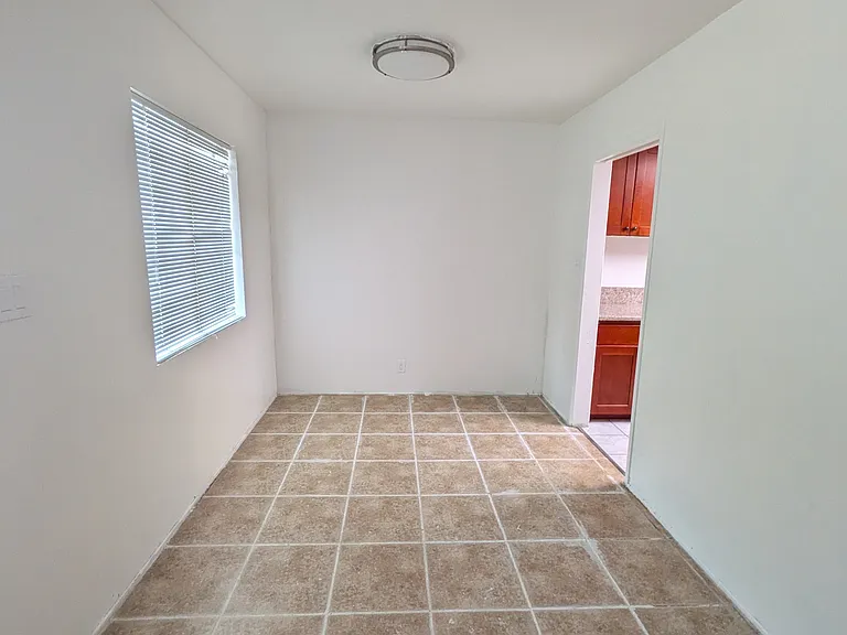 113 N Carol Dr — Photo 4