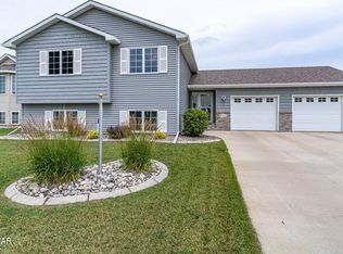 932 49th Ave S, Grand Forks, ND 58201