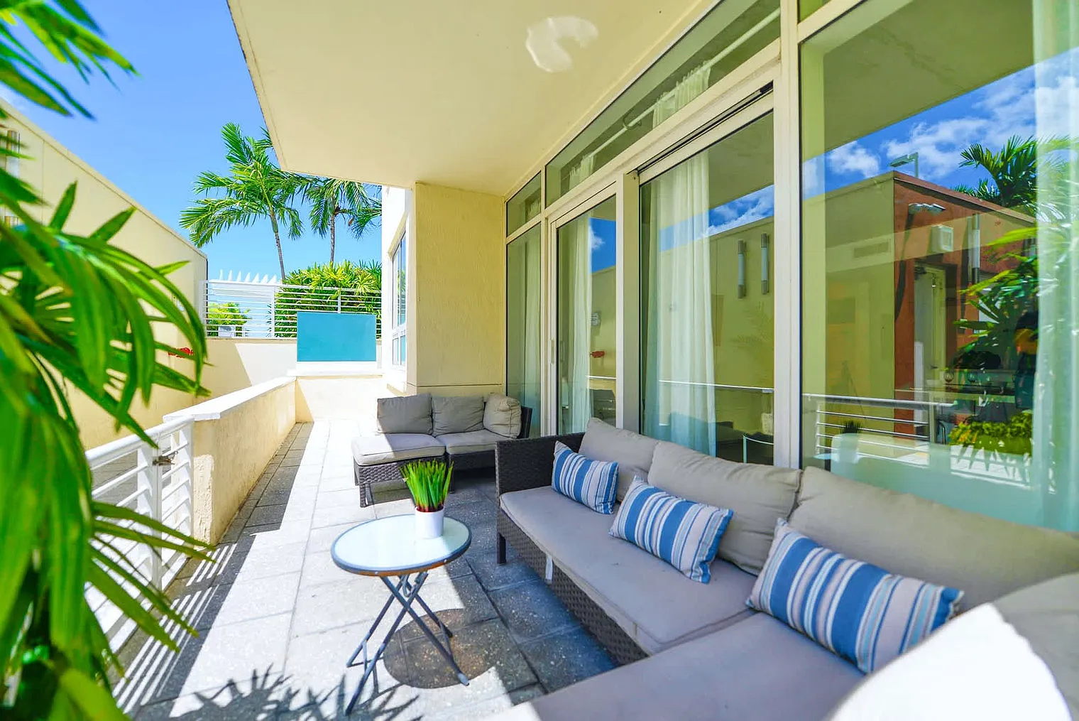 2 bed, 2.0 bath, 1076 sqft, $4,274 — Photo 4