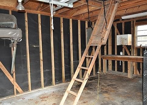 4th image of 1011 S Dogwood Dr