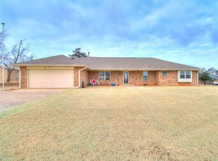 401 S Lariat Dr, Mustang, OK 73064