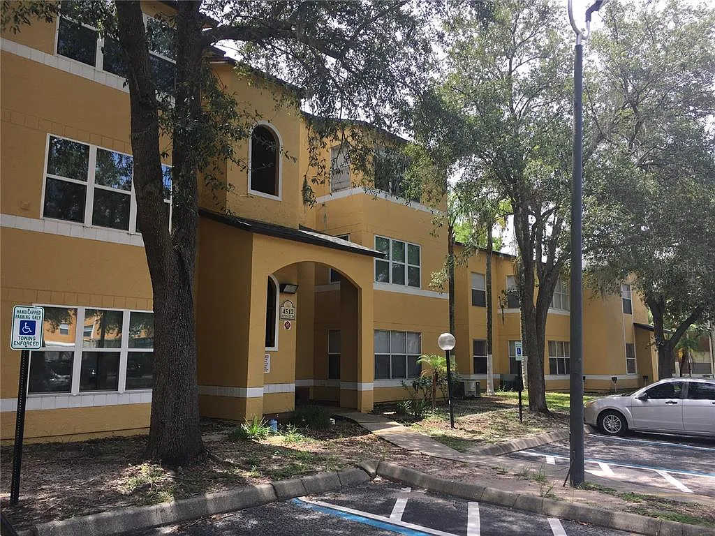 2 bed, 1.0 bath, 934 sqft, $1,449 — Photo 2