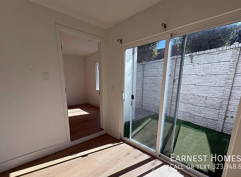 15242 Morrison St — Photo 30