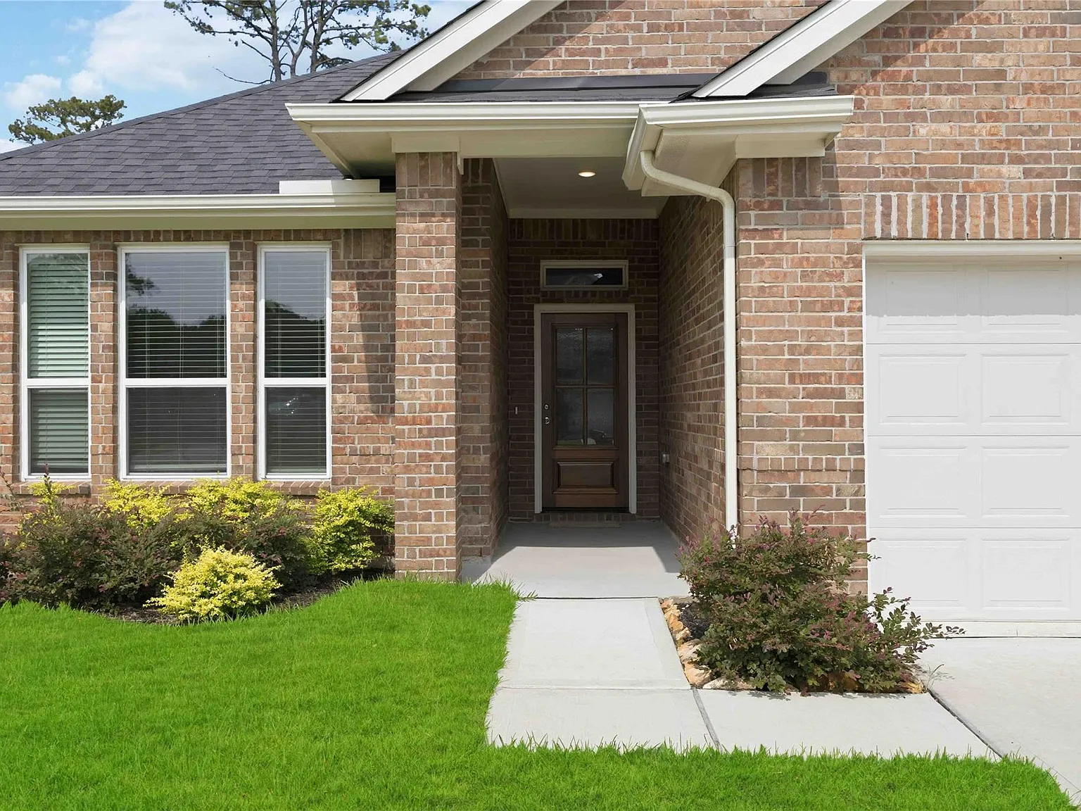 3 bed, 2.0 bath, 1556 sqft, $2,300 — Photo 3