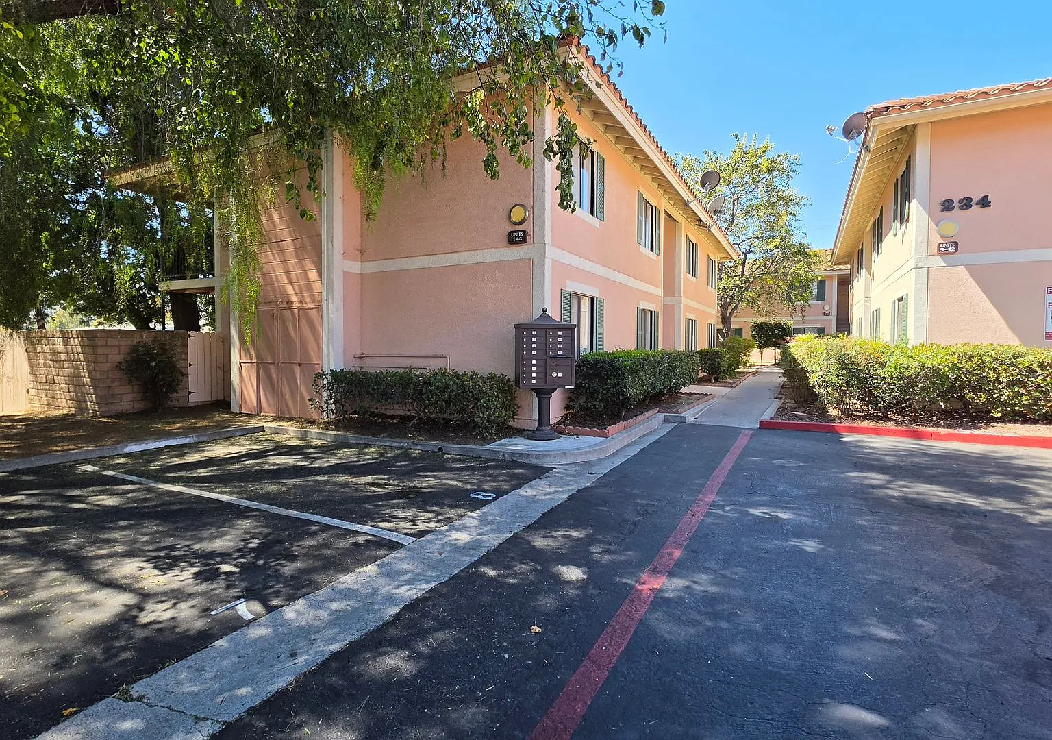 Villa Rosa Apartments - Santa Paula — Photo 2