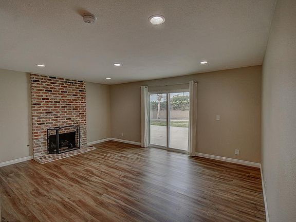 CRACKLING FIREPLACE w/GAS LOGS