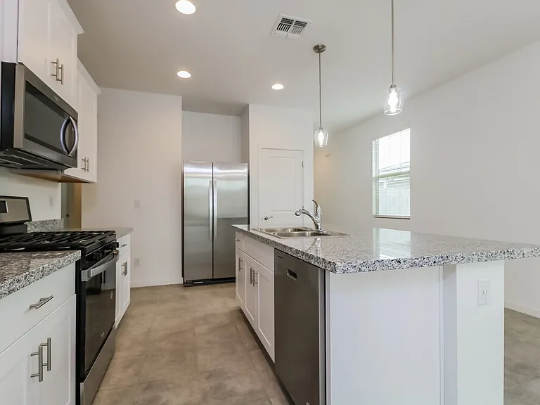 4904 S 107th Ln — Photo 8