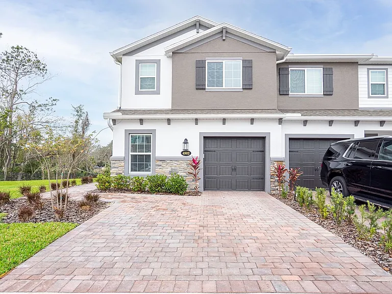 4902 Livingston Ln — Photo 4