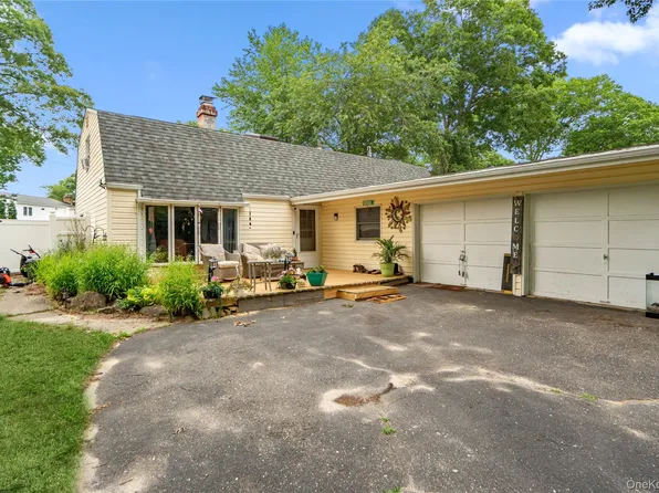 39 All Points Terrace, Holbrook, NY 11741