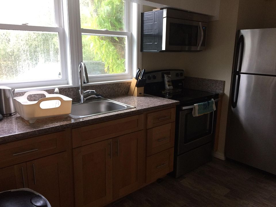 kitchen area, stainless steel appliances, granit counter top