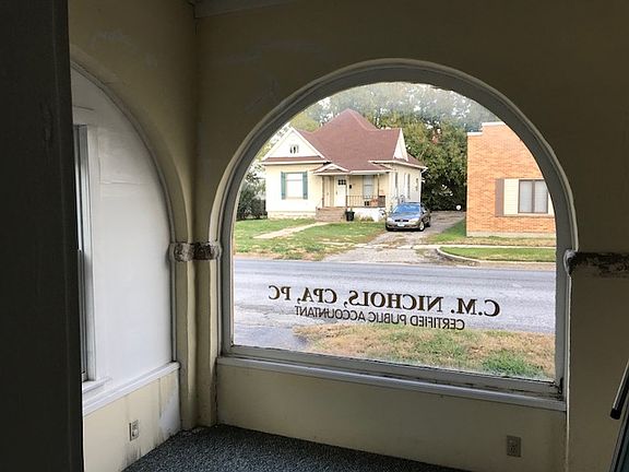 4th image of 701 N Prairie St