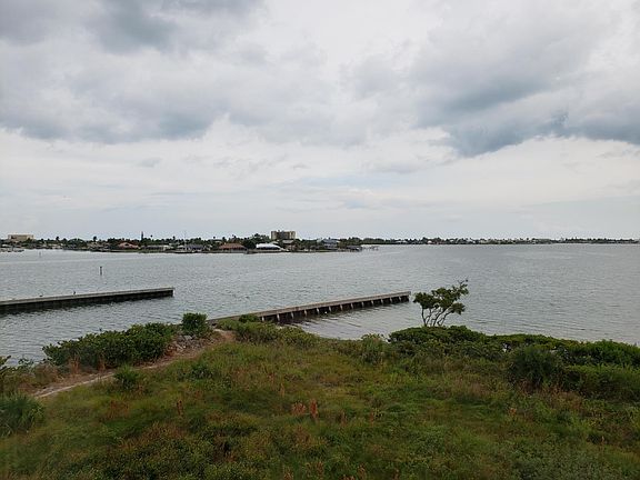 3rd image of 20 Harbour Isle Drive W #303