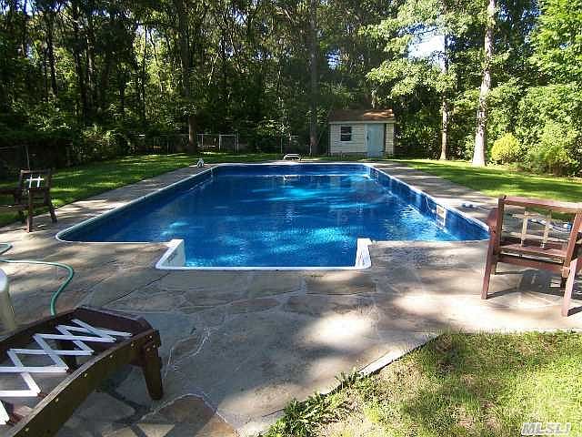 2nd image of 7 Holly Dr