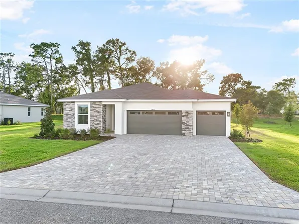 9127 Players Dr, Weeki Wachee, FL 34613